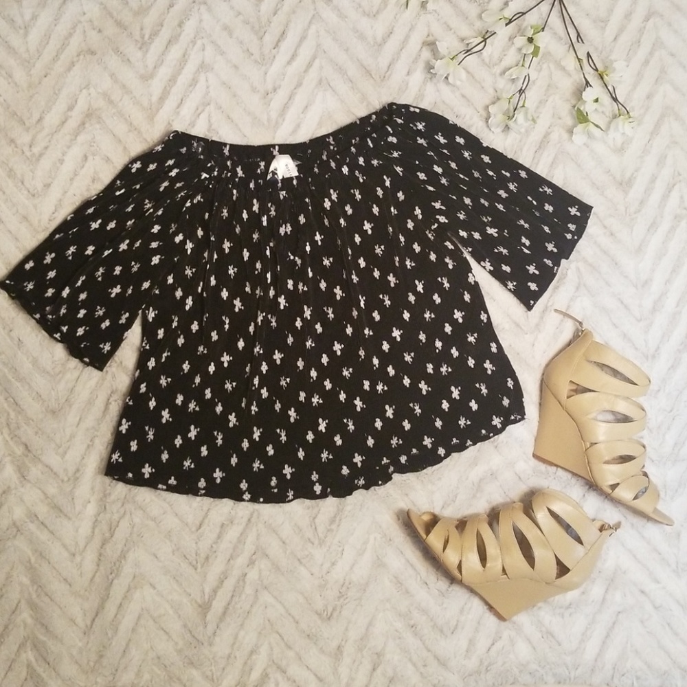 New Society Girl Black and White Keyhole Top